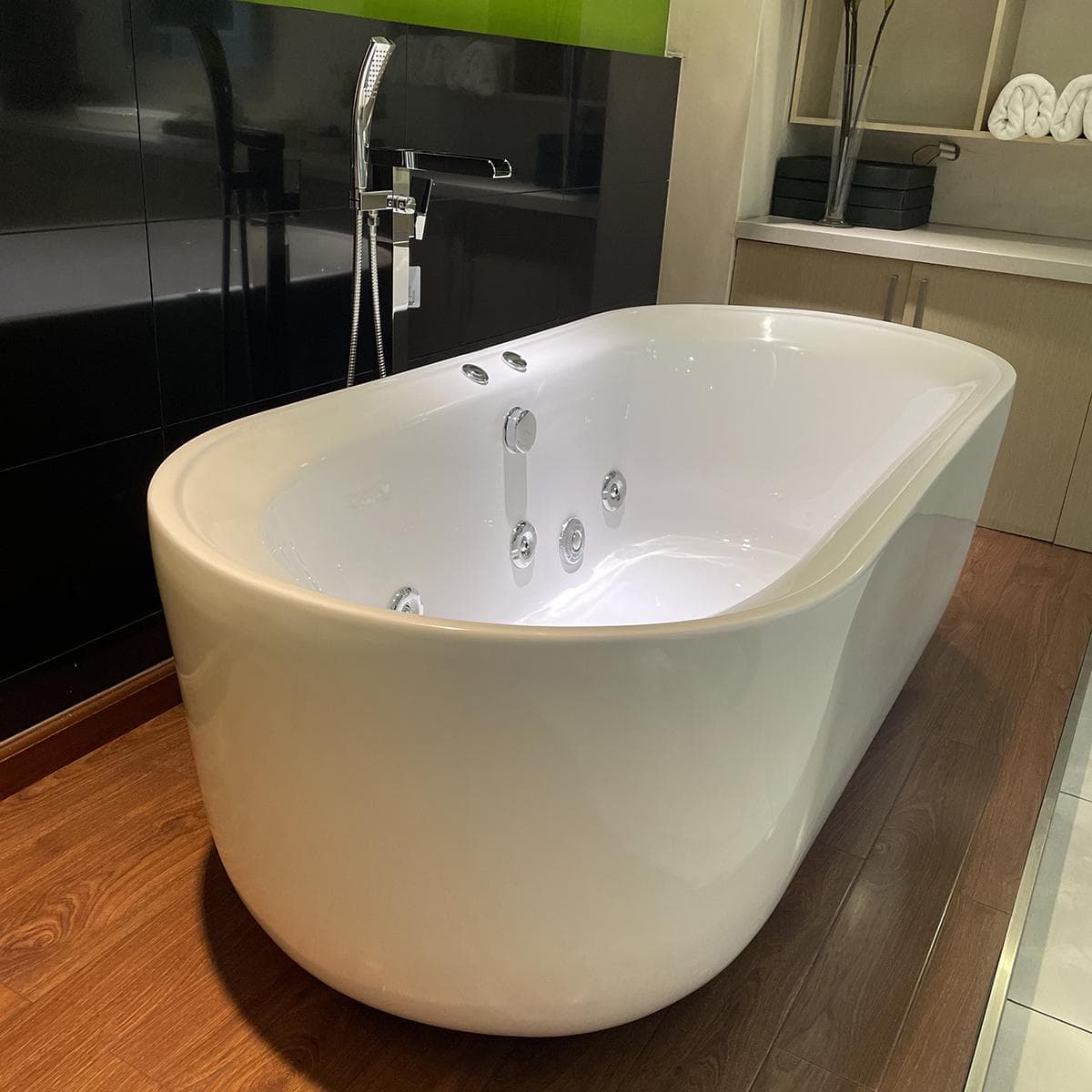 Bồn tắm đặt sàn có yếm Caesar MT0770