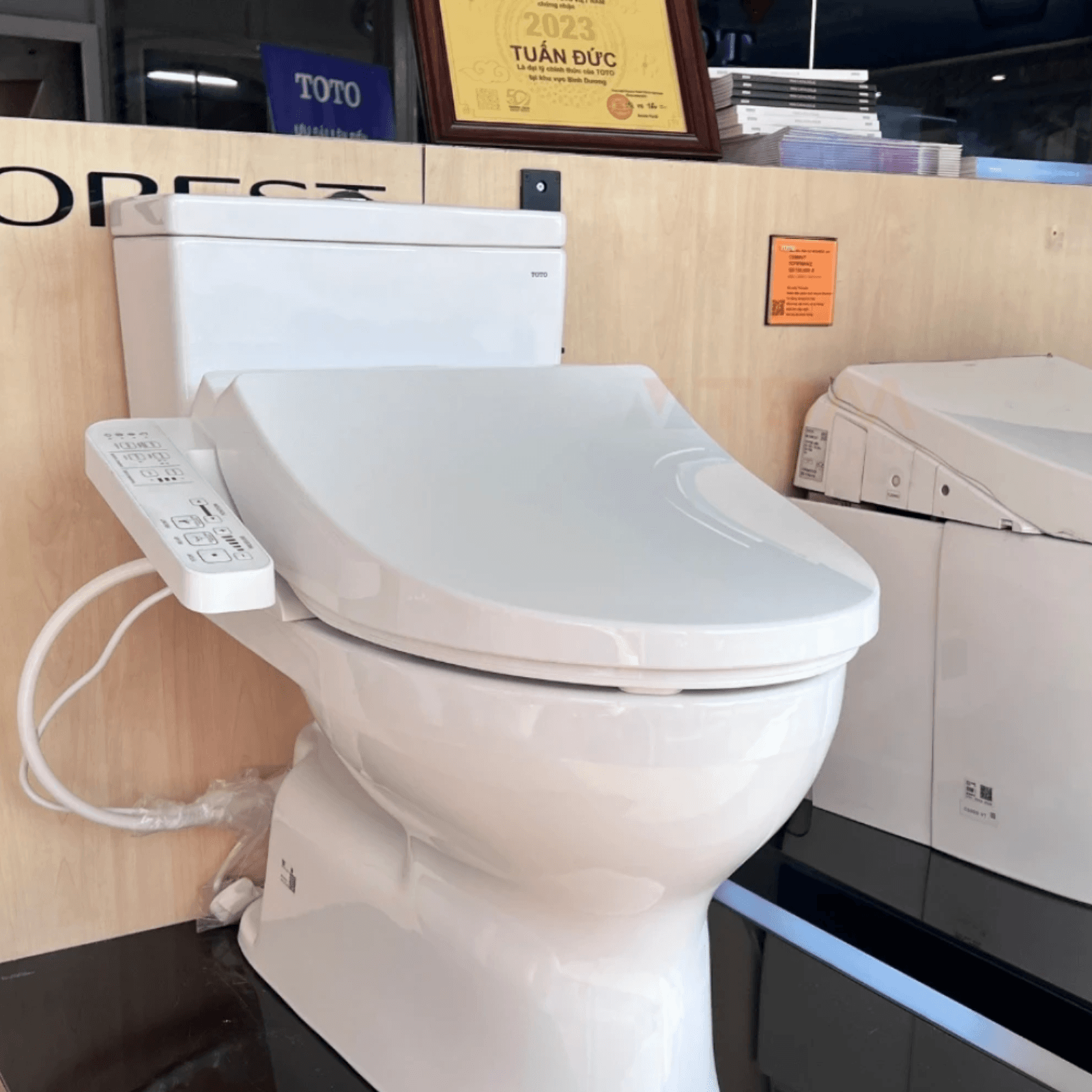 Bồn cầu 2 khối  TOTO CS302DW18#W