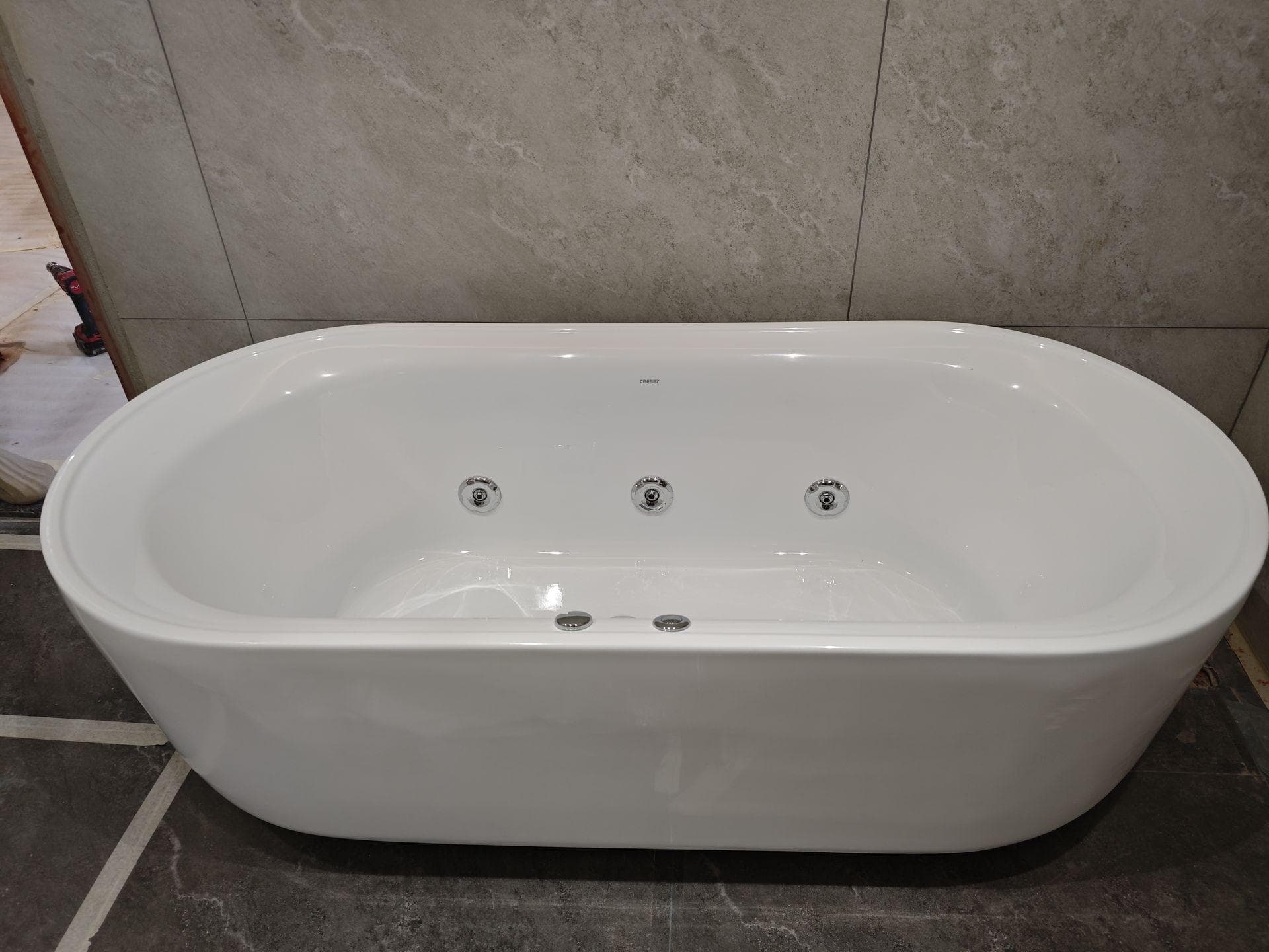 Bồn tắm đặt sàn có yếm Caesar MT0770